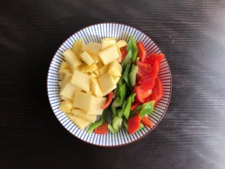 百变水果  菠萝小酥肉,青红椒及菠萝切薄片备用