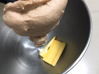 奶油黑麦奶酪包,加入黄油。