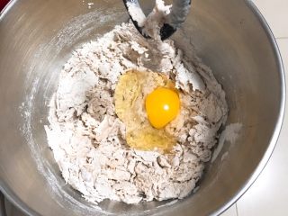 奶油黑麦奶酪包,加入鸡蛋再搅拌。