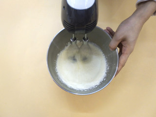 芒果慕斯杯,[ 芒果慕斯流程 ]

打发淡奶油，放置于冷藏备用。