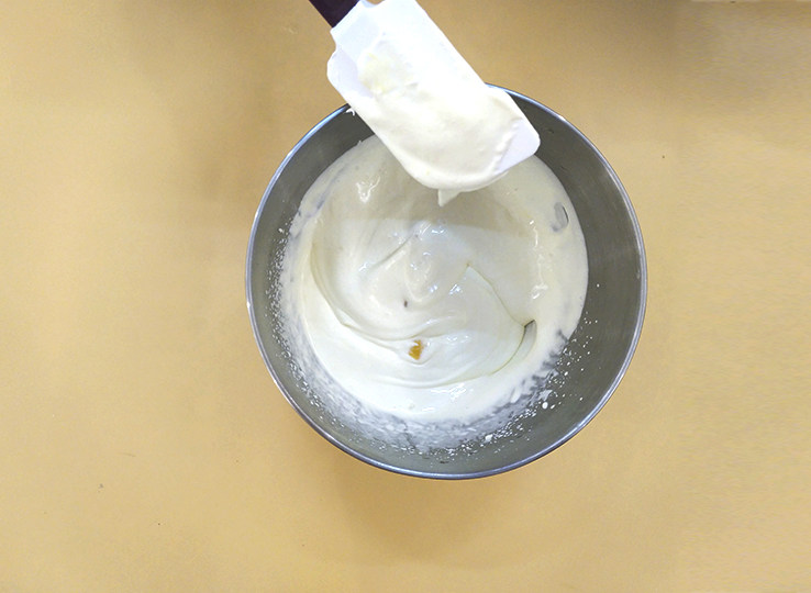 芒果慕斯杯,[ 芒果慕斯流程 ]

加入打发蛋白霜均匀搅拌，温度降至30℃。