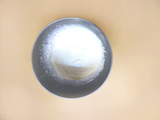 芒果慕斯杯,[ 芒果慕斯流程 ]

最后加上柠檬汁、君度酒、打发淡奶油搅拌均匀。