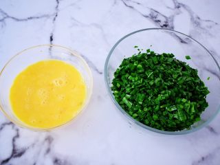 韭菜盒子,在厨师机揉面的期间，先把鸡蛋打散，韭菜洗净切成末