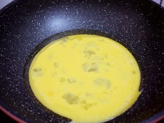 韭菜盒子,锅中倒入适量的食用油烧热，倒入鸡蛋液，用筷子快速搅拌成鸡蛋小碎块