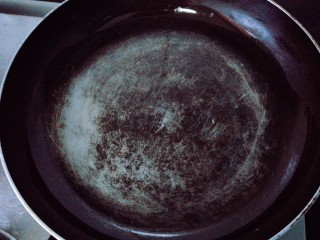 照烧鸡腿,开大火，平底锅中加入少量食用油。不用很多，铺盖住锅底即可，鸡肉在煎的过程中会有油流出。