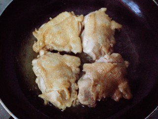 照烧鸡腿,进行多次翻面处理，煎约2~3分钟，鸡皮煎至发黄。