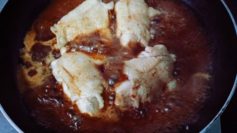照烧鸡腿,等鸡肉煎黄，从鸡皮上缓缓淋上酱汁。开大火把酱汁煮沸。