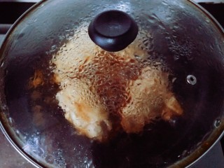 照烧鸡腿,煮沸后，盖上锅盖，转小火煮10分钟。