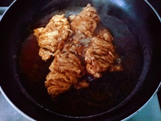 照烧鸡腿,10分钟后，将腿肉翻面，再盖上锅盖煮5分钟。
