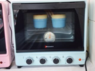 舒芙蕾,入烤箱180度烤15分钟，随着温度的升高，舒芙蕾会垂直爬升，烘烤结束后，温度下降，爬高的舒芙蕾就会慢慢回落