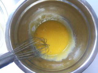 舒芙蕾,用蛋抽快速搅拌，将蛋黄打散搅拌均匀
