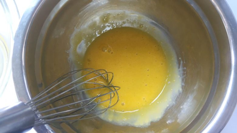 舒芙蕾,用蛋抽快速搅拌，将蛋黄打散搅拌均匀
