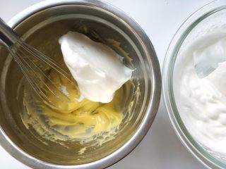 舒芙蕾,取一部分打发好的蛋白加入到蛋黄糊中，先用蛋抽翻拌均匀

