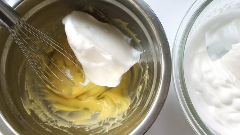 舒芙蕾,取一部分打发好的蛋白加入到蛋黄糊中，先用蛋抽翻拌均匀
