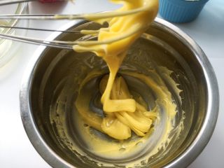 舒芙蕾,离水后的蛋黄酱继续快速搅拌，至面糊凉透，面糊呈绸带狀流下

