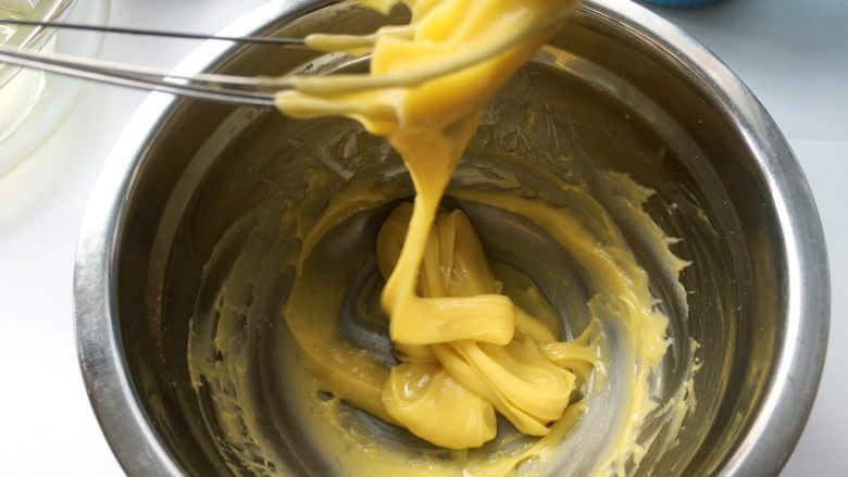 舒芙蕾,离水后的蛋黄酱继续快速搅拌，至面糊凉透，面糊呈绸带狀流下
