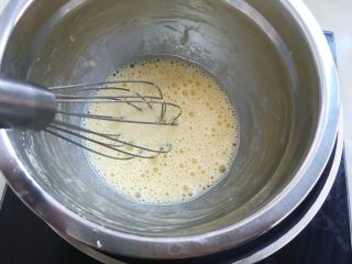 舒芙蕾,之后将搅拌均匀的蛋黄糊，隔水加热
