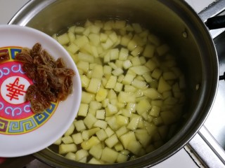 百变水果  桂香酸甜苹果羹,放入葡萄干烧开，至冰糖融化