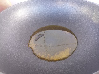 黄豆焖猪蹄,接着锅里倒油。