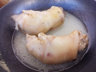 黄豆焖猪蹄,先把猪蹄放在锅里煮，煮一个小时左右。把猪蹄煮软。