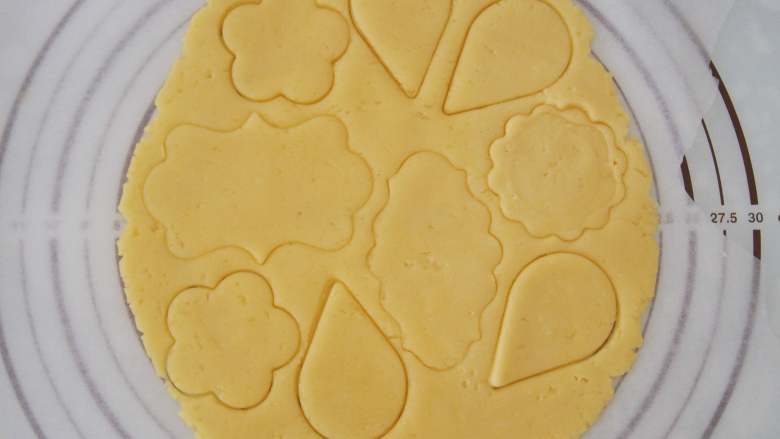 海洋系列翻糖饼干,用切模具切出自己想要的形状。