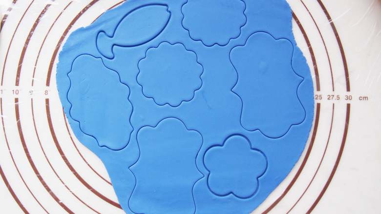 海洋系列翻糖饼干,.取一块翻糖膏加入色素调出自己想要的颜色，擀成薄片，用同样的模具刻出来。