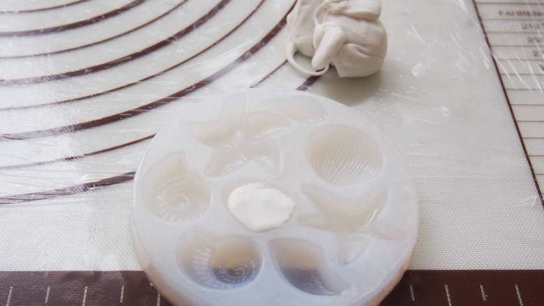 海洋系列翻糖饼干,用立体模具压出各种海洋生物的造型。