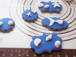 海洋系列翻糖饼干,同样将海洋生物造型用蜂蜜粘在饼干上，也可以勇士少量清水粘。