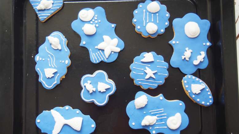 海洋系列翻糖饼干,可以用稍微浅一点的颜色做造型，也可以用糖霜再进行装饰。