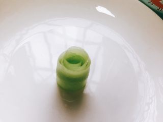 无油凉拌开胃黄瓜-可做减肥晚餐,卷成一个圆柱体。