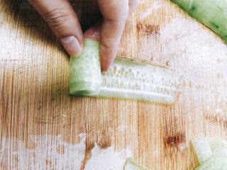 无油凉拌开胃黄瓜-可做减肥晚餐,从薄片的一端向另一端慢慢卷起。