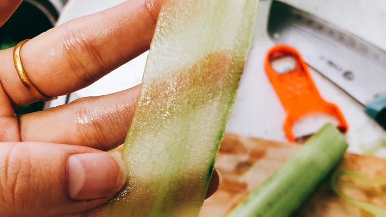 无油凉拌开胃黄瓜-可做减肥晚餐,薄的透明可见。