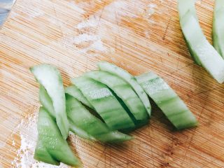 无油凉拌开胃黄瓜-可做减肥晚餐,剩余边角料切成如图所示长条。