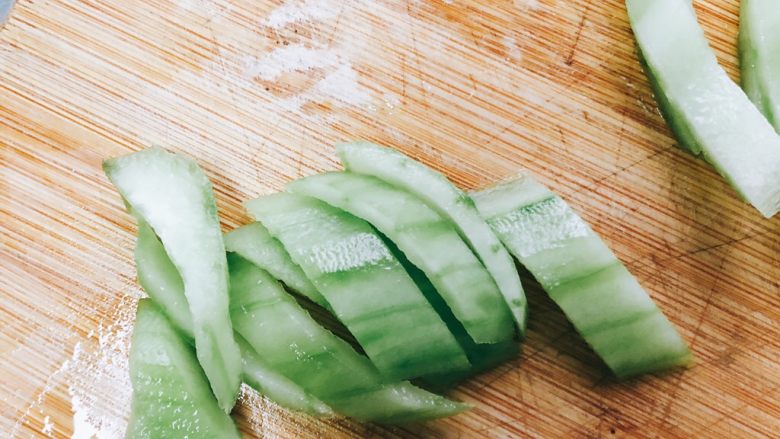 无油凉拌开胃黄瓜-可做减肥晚餐,剩余边角料切成如图所示长条。