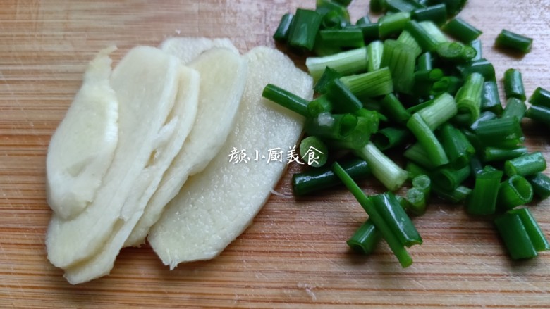 鲫鱼萝卜汤,姜去皮洗净切片，葱清洗干净切成葱末。