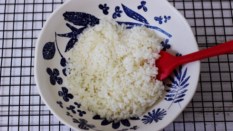 补钙滋补的海青菜饭团,把蒸熟的米饭放入一个大一点的碗里面。