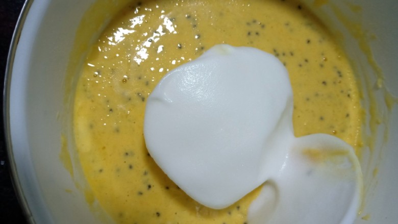 百变水果      火龙果蛋糕,将蛋白霜分三次加入蛋黄糊
