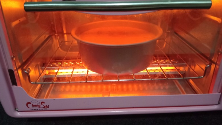 百变水果      火龙果蛋糕,放入预热好的烤箱，130度烤30分钟