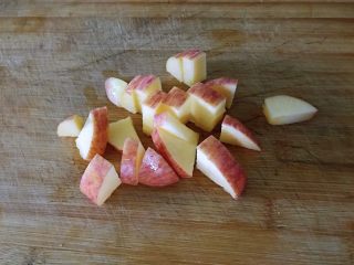百变水果  银耳苹果枸杞羹,煮的期间苹果切小块。