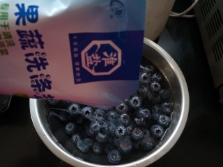 百变水果 蓝莓酱,先用果蔬盐将蓝莓寖泡15分钟左右，没有果蔬盐可以用普通盐，或者盐+面粉寖泡。