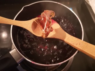 百变水果 蓝莓酱,煮的过程中，用勺压榨蓝莓，将果汁压出，小火煮开后，放入麦芽糖继续熬煮。