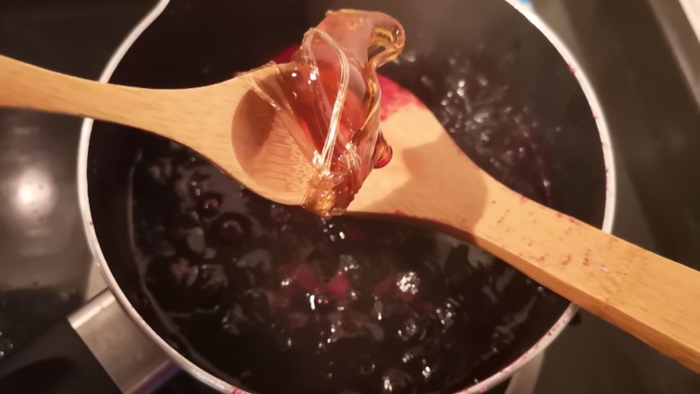 百变水果 蓝莓酱,煮的过程中，用勺压榨蓝莓，将果汁压出，小火煮开后，放入<a style='color:red;display:inline-block;' href='/shicai/ 867'>麦芽糖</a>继续熬煮。