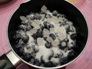 百变水果 蓝莓酱,这时候将糖和冰糖洒在蓝莓上，开始腌渍半个小时～一个小时左右。