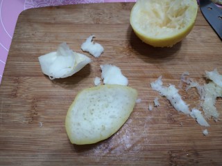 百变水果 蓝莓酱,榨取柠檬汁，切出柠檬皮屑，白色部分不用剔除。