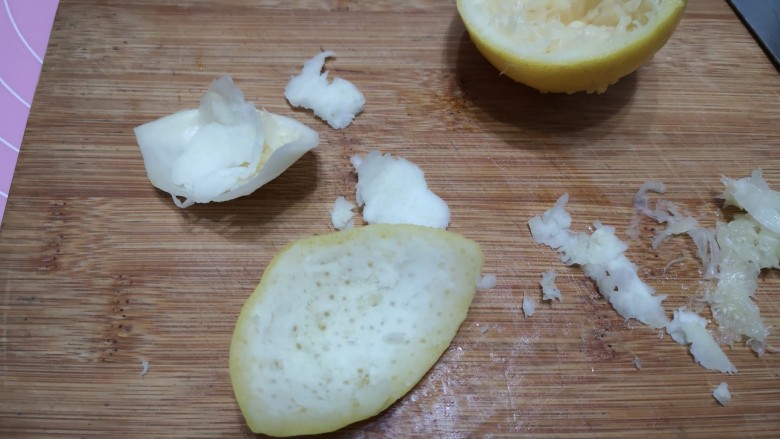 百变水果 蓝莓酱,榨取柠檬汁，切出柠檬皮屑，白色部分不用剔除。