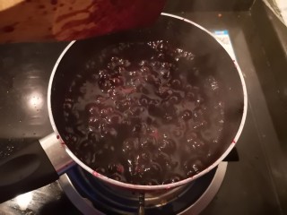百变水果 蓝莓酱,再转小火煮两分钟即可关火。