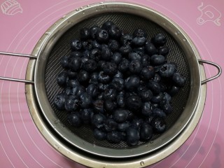 百变水果 蓝莓酱,寖泡后清洗干净，过滤水。
