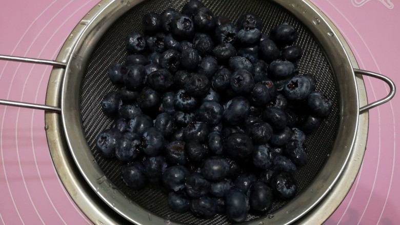 百变水果 蓝莓酱,寖泡后清洗干净，过滤水。