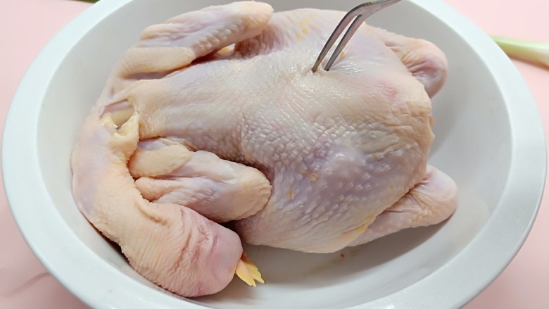 烤箱版【脆皮烤鸡】,用小叉子在鸡的全身多叉几下，腌制时便于入味。