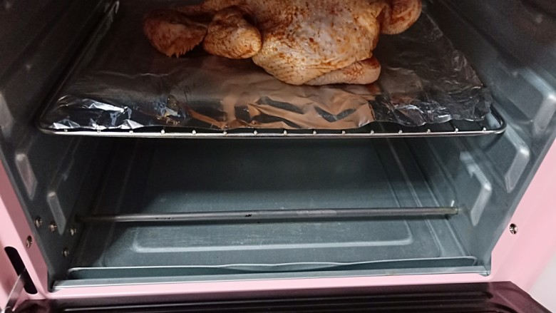 烤箱版【脆皮烤鸡】,腌制好的鸡放入烤箱《烤箱提前200度预热》200度上下火烤40分钟、烤的时候随时观察颜色。